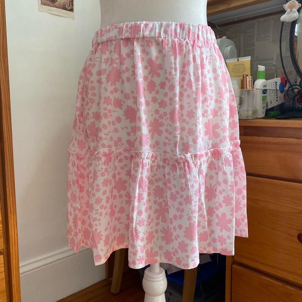 NWT Parisian Pink And White Floral Tiered Mini Skirt